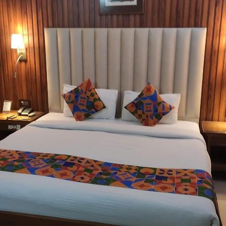 Hotel Conclave Executive Ню Делхи Екстериор снимка