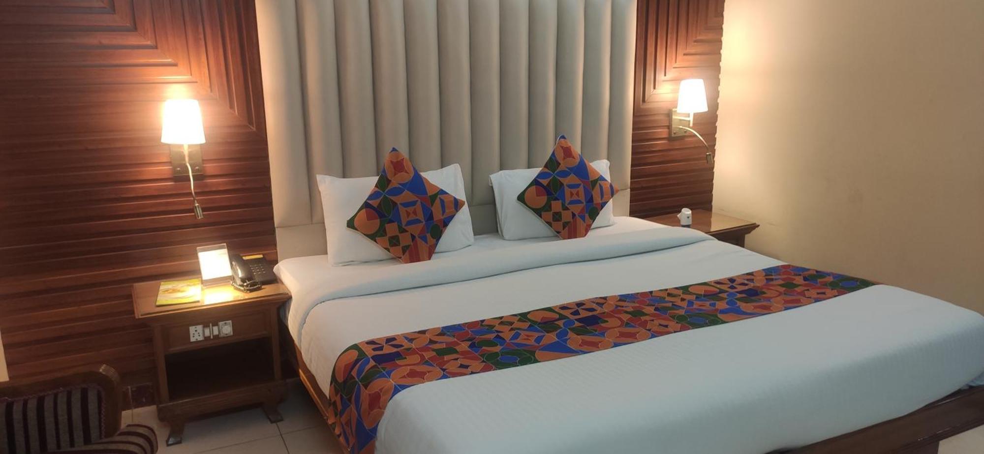 Hotel Conclave Executive Ню Делхи Екстериор снимка