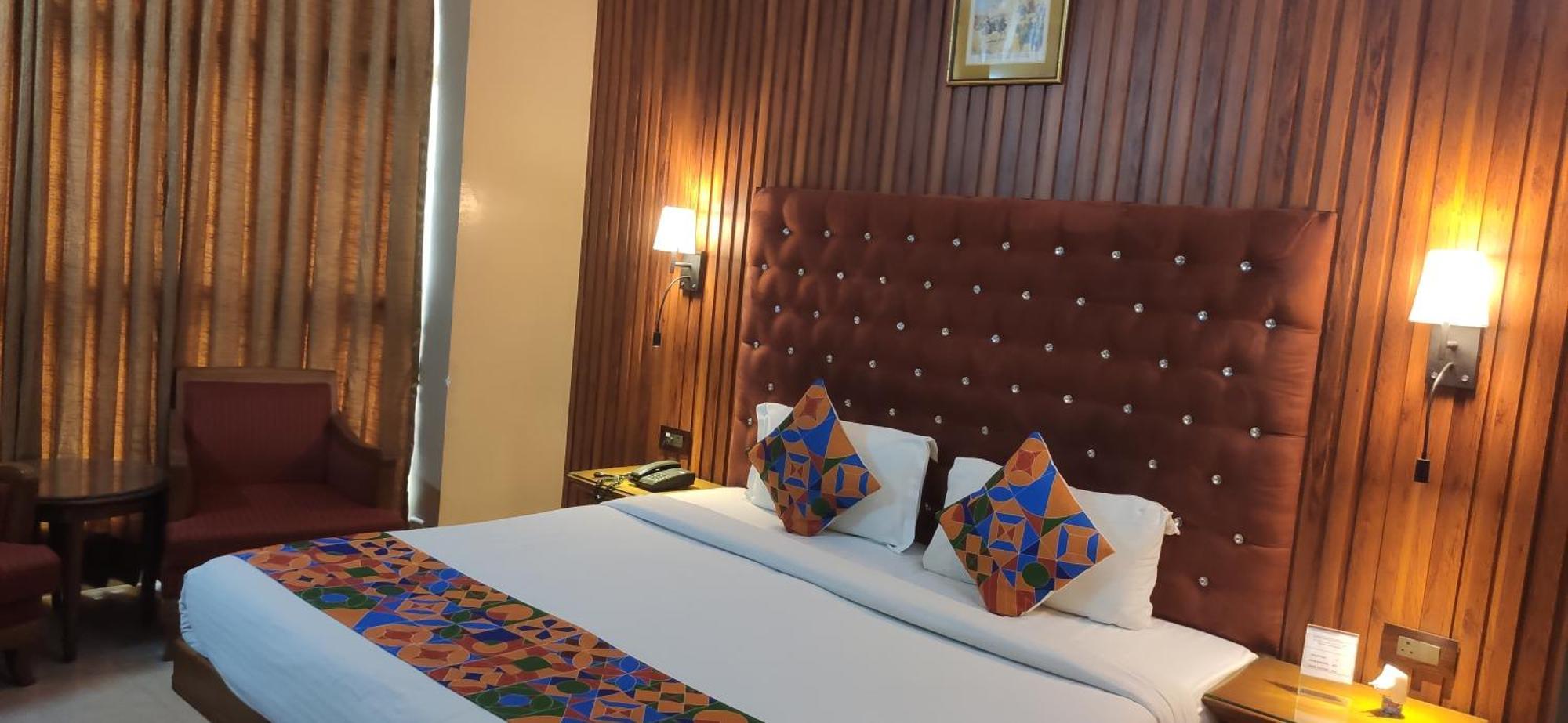 Hotel Conclave Executive Ню Делхи Екстериор снимка