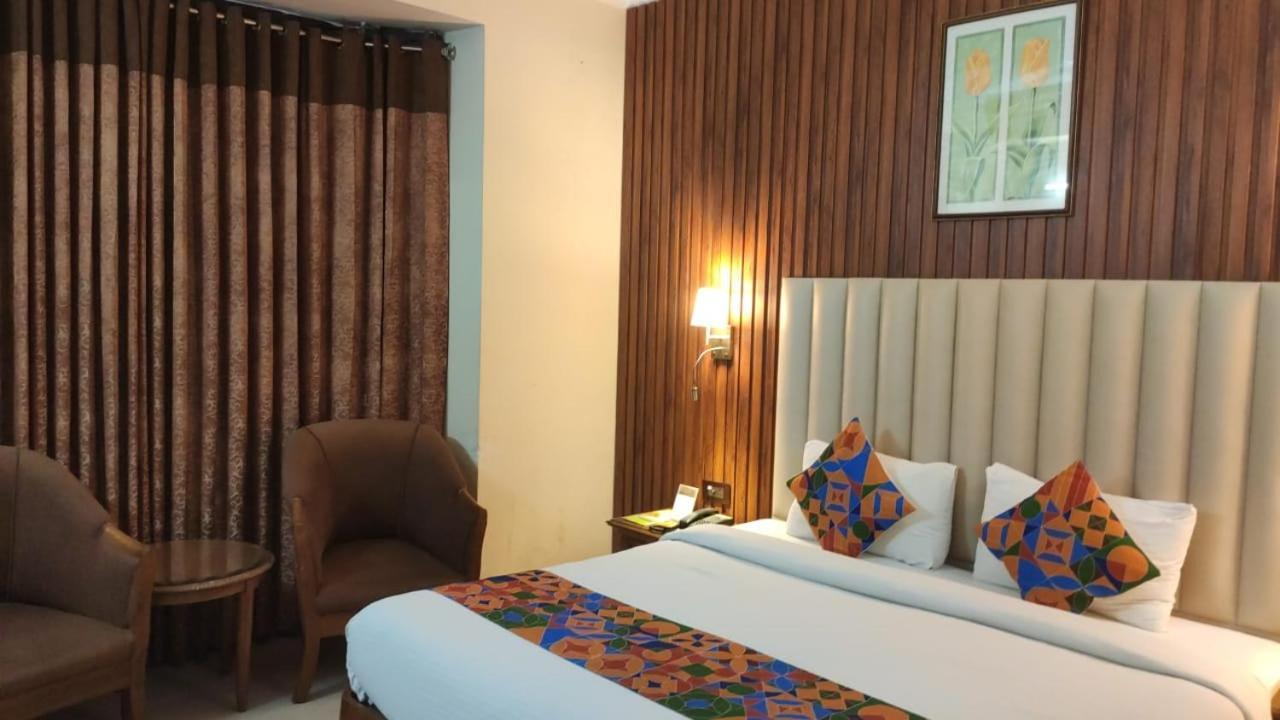 Hotel Conclave Executive Ню Делхи Екстериор снимка