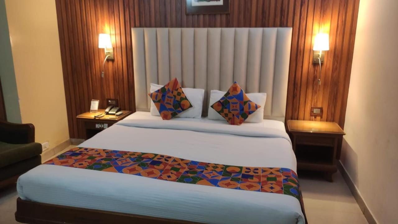 Hotel Conclave Executive Ню Делхи Екстериор снимка
