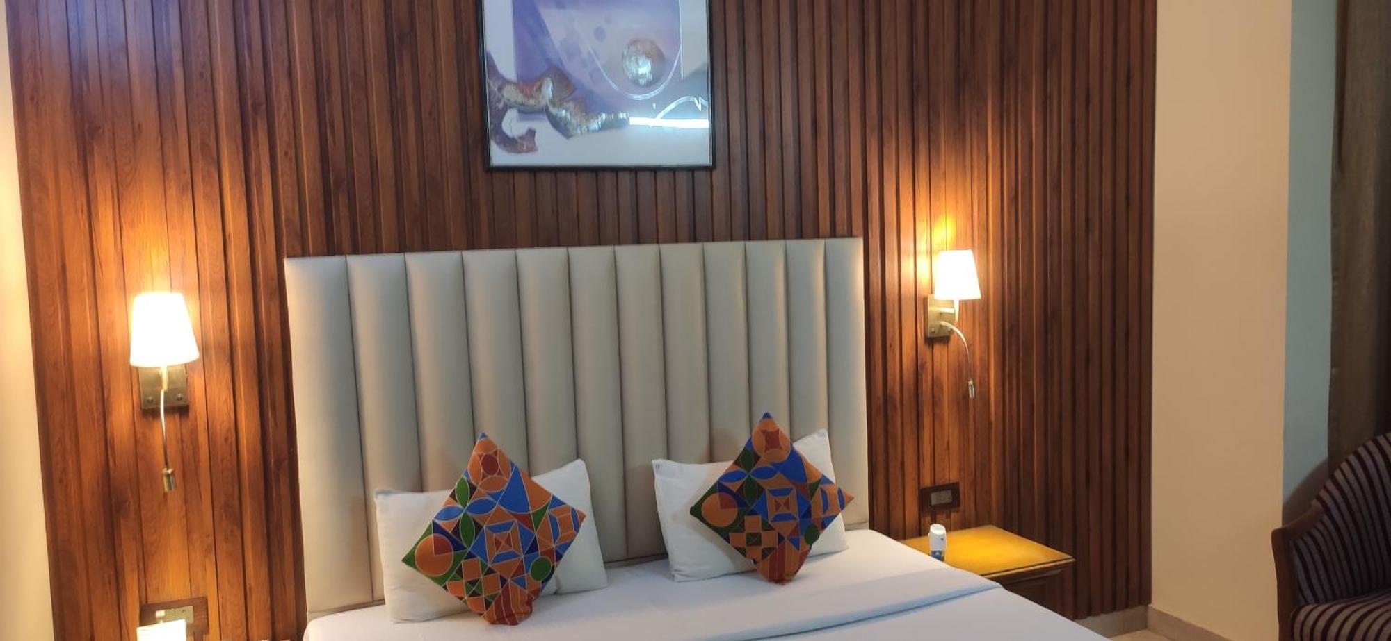 Hotel Conclave Executive Ню Делхи Екстериор снимка