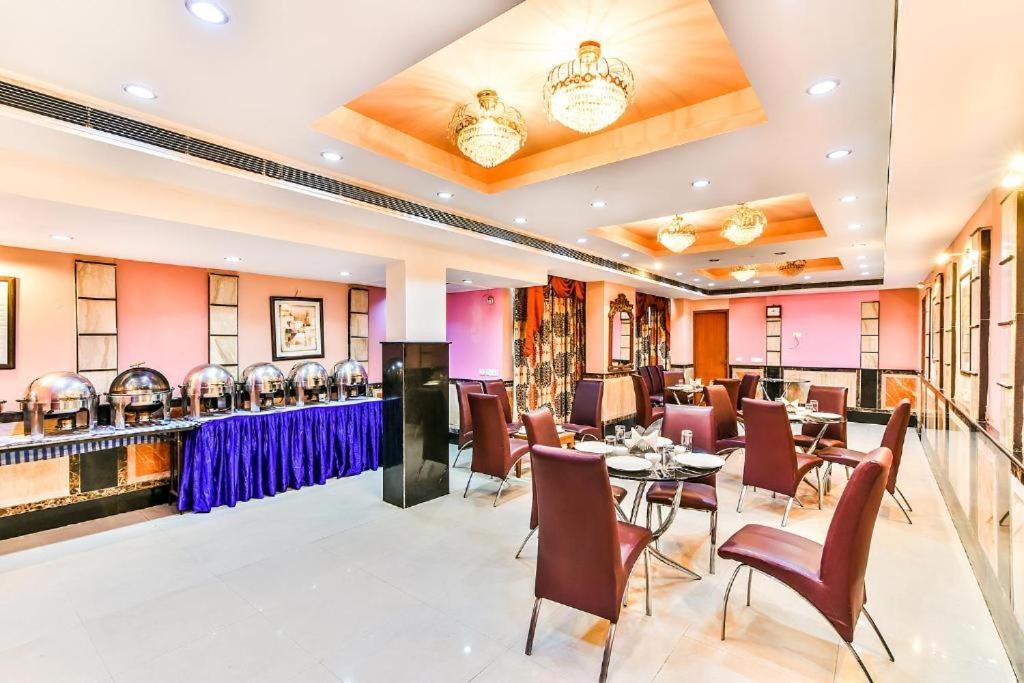 Hotel Conclave Executive Ню Делхи Екстериор снимка
